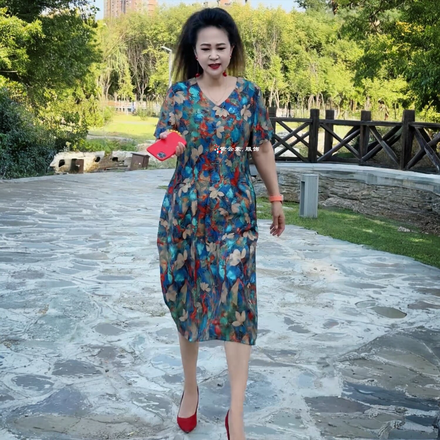 中老年夏装中长款加肥大码宽松休闲印花v领棉短袖洋气遮肉连衣裙