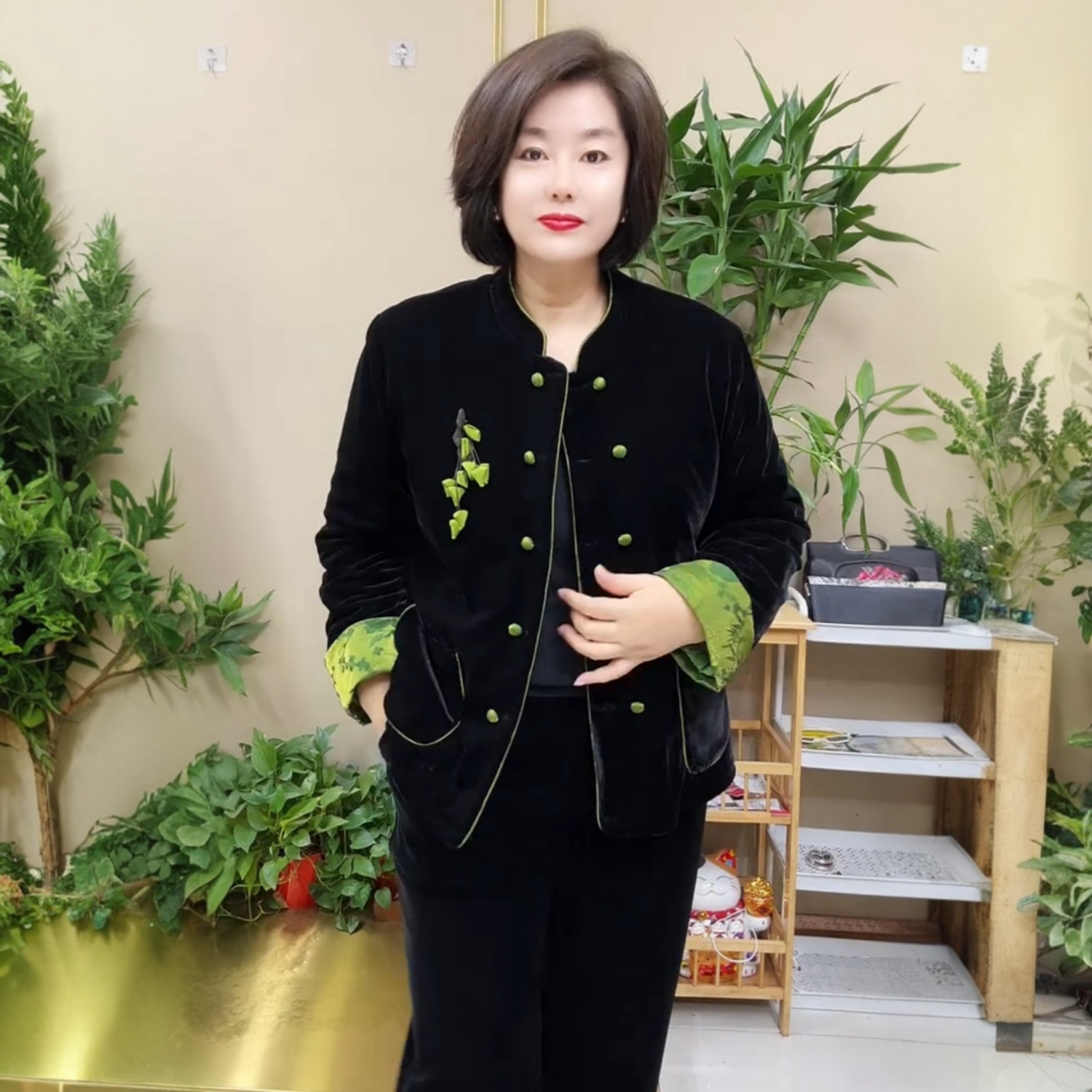 中老年妈妈冬装中式丝绒洋气棉服外套短款加厚保暖宽松大码上衣女