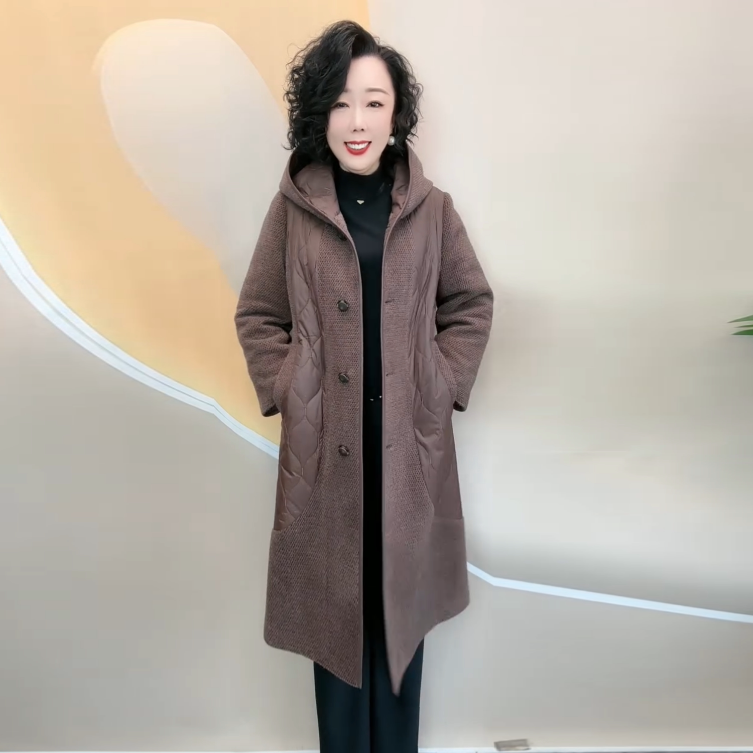 妈妈冬装棉衣中长款连帽拼接羊毛大衣新款中老年洋气保暖棉服外套