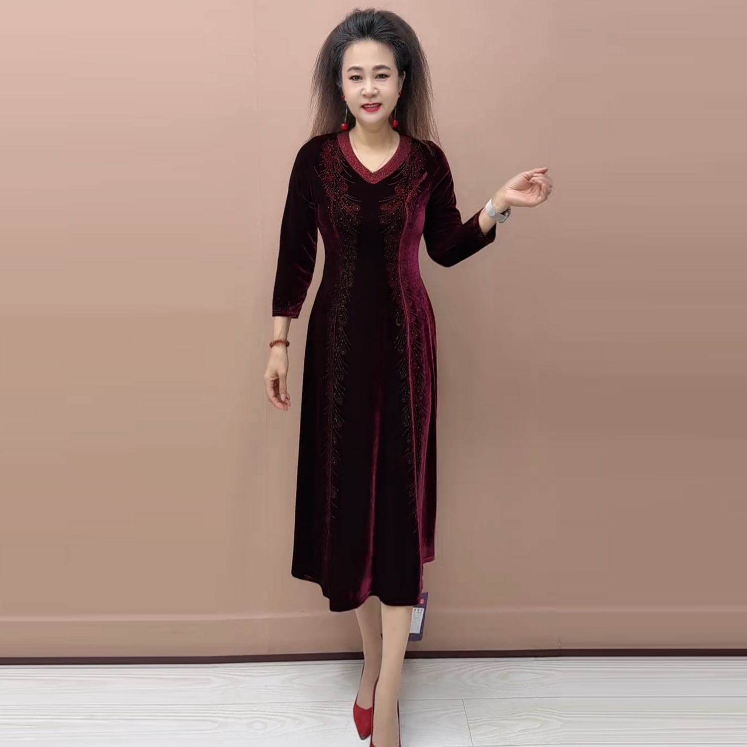 高贵气质中老年妈妈装秋冬V领连衣裙丝绒镶钻宽松显瘦遮肚子长裙