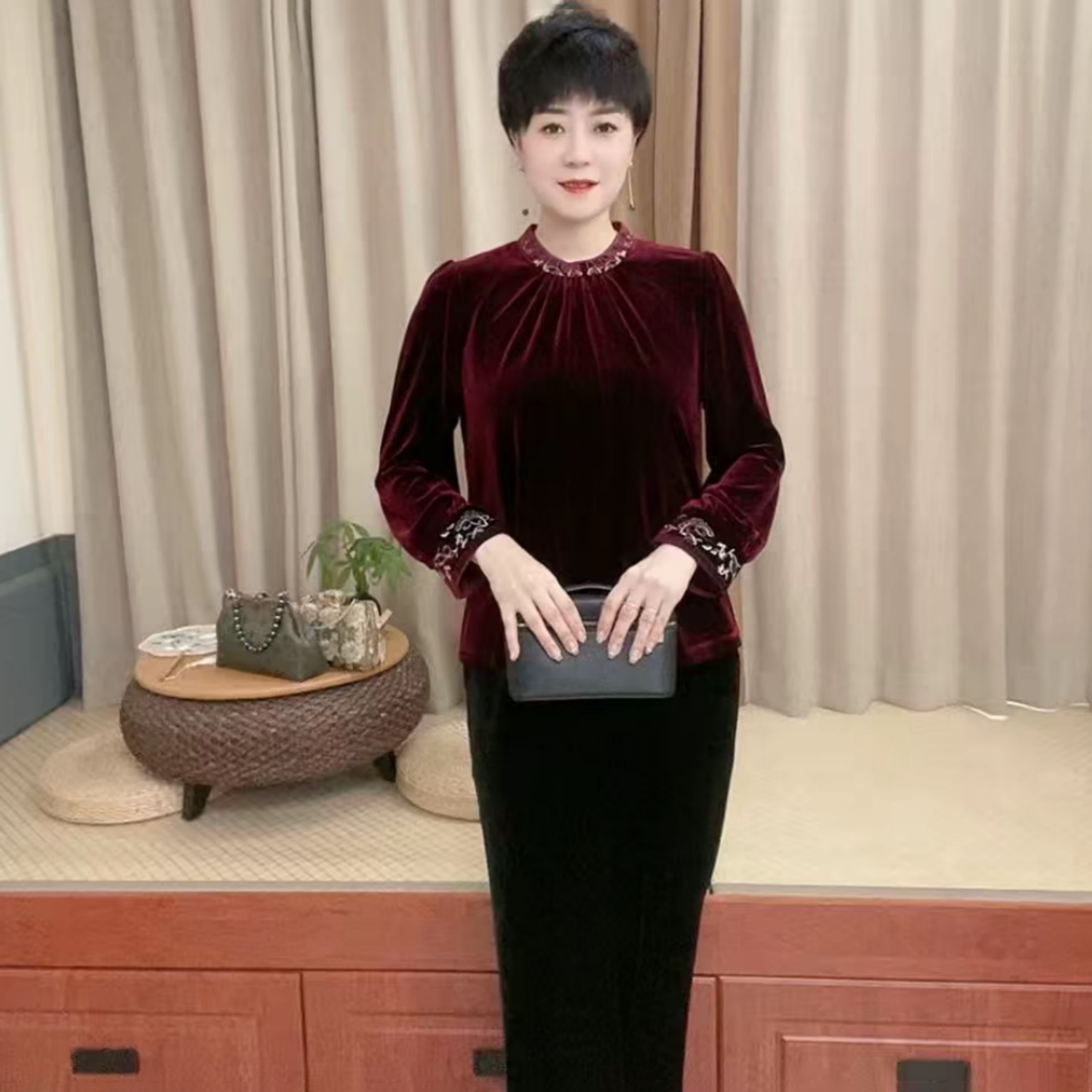 中老年妈妈春秋丝绒国风绣花长袖旗袍衫时尚洋气大码宽松打底小衫