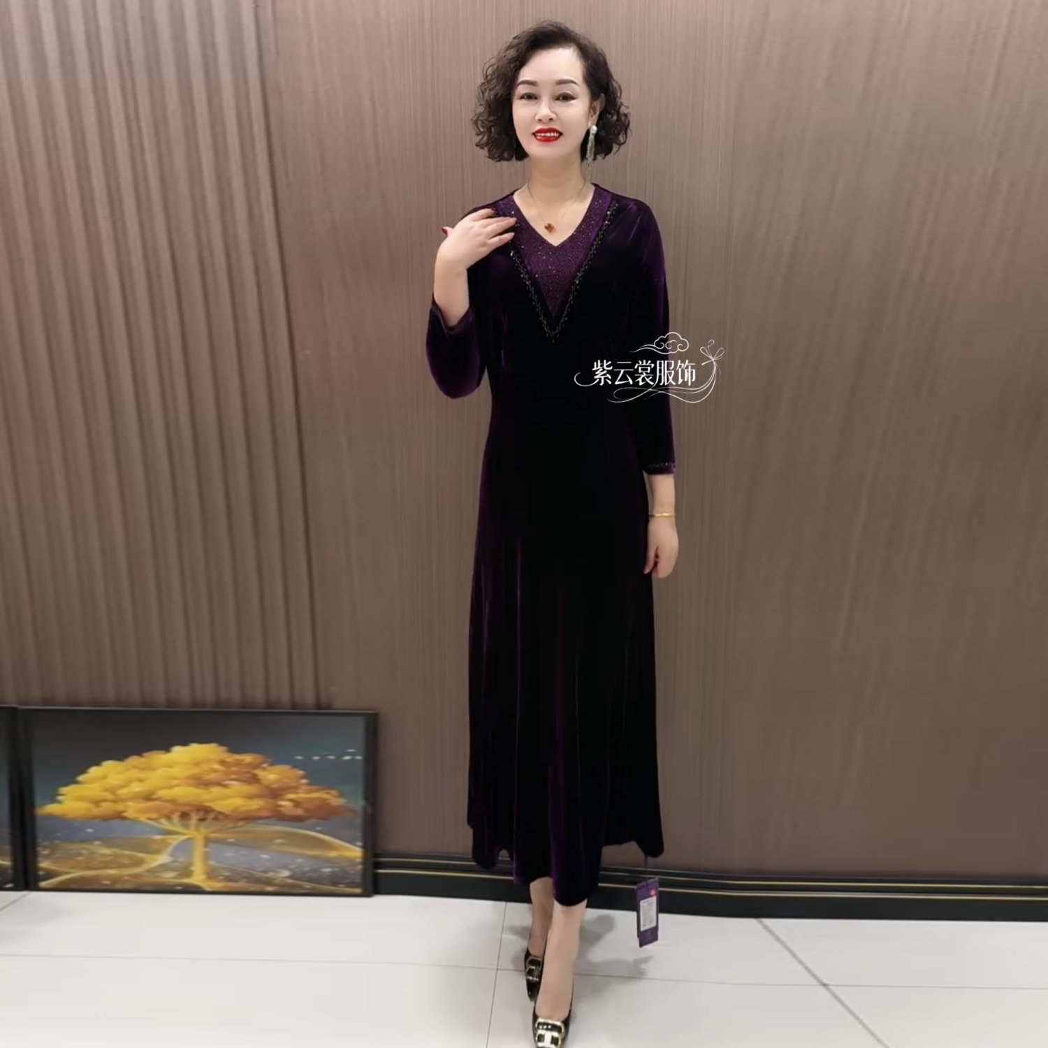 高贵气质中老年妈妈装秋冬V领连衣裙丝绒镶钻遮肚子弹力修身长裙