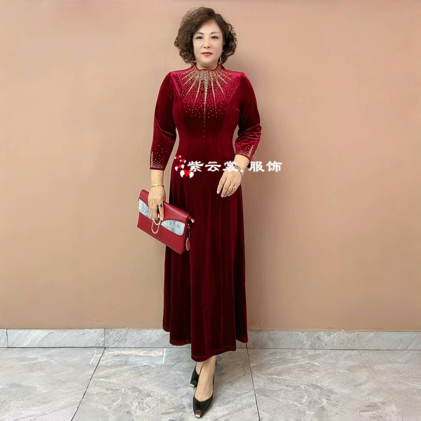 加长款年轻妈妈装婚宴高端礼服金丝绒喜婆婆旗袍敬酒服连衣裙大码