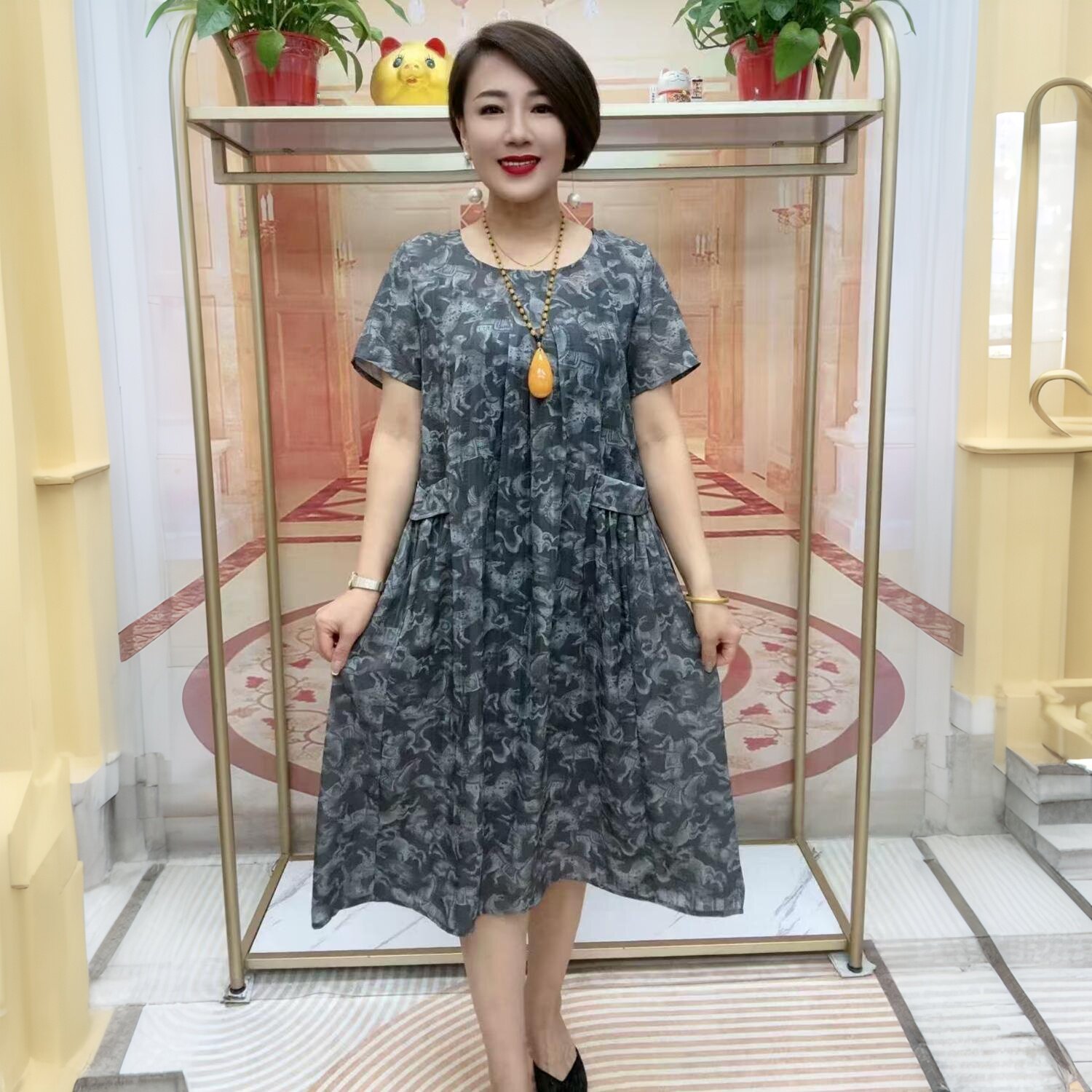 中老年妈妈夏装洋气大码长款遮肚子加肥碎花短袖棉麻宽松连衣裙女
