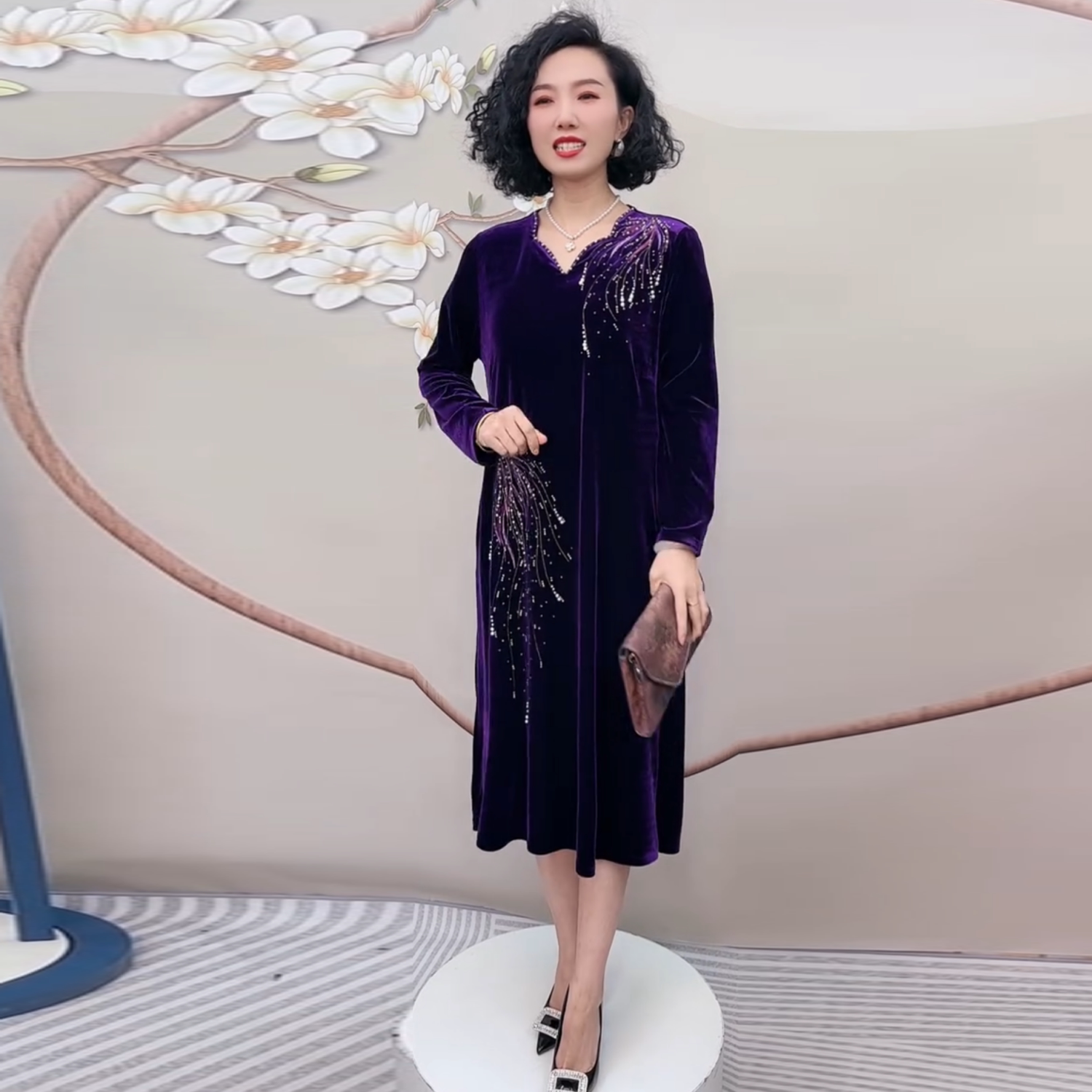 高端贵气妈妈装秋冬洋气连衣裙丝绒镶钻裙子显瘦遮肉打底时尚长裙