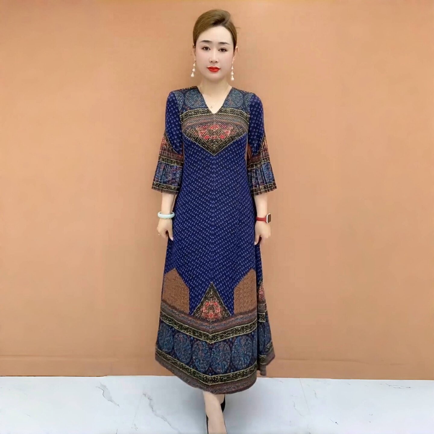 时尚洋气中年妈妈褶皱秋装新款气质大码长裙弹力V领百褶连衣裙女