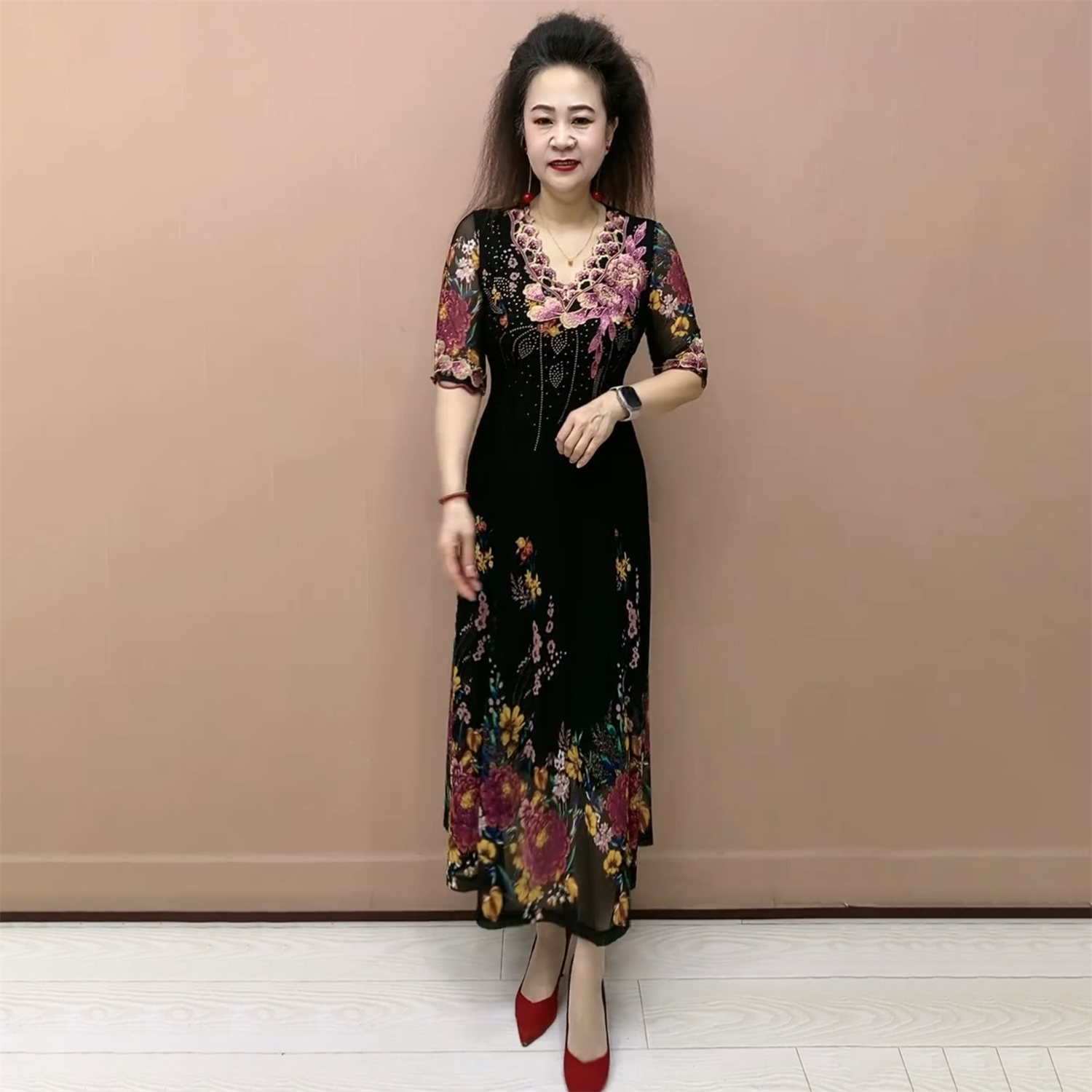 高端中年妈妈装夏季中袖冰麻绣花连衣裙时尚气质遮肉显瘦大摆长裙