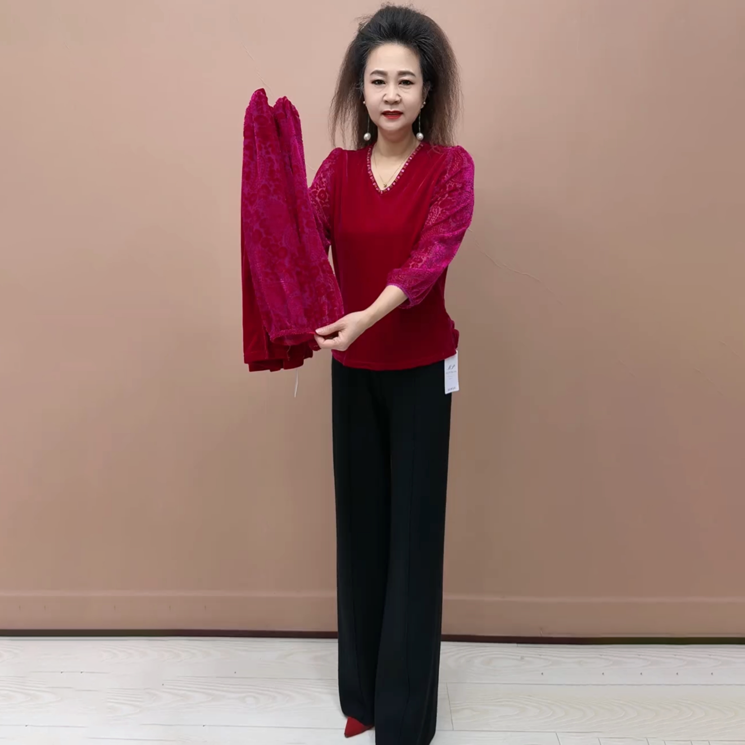 高端春秋冬丝绒长袖年轻妈妈装宽松V领镶钻上衣遮肉显瘦打底小衫