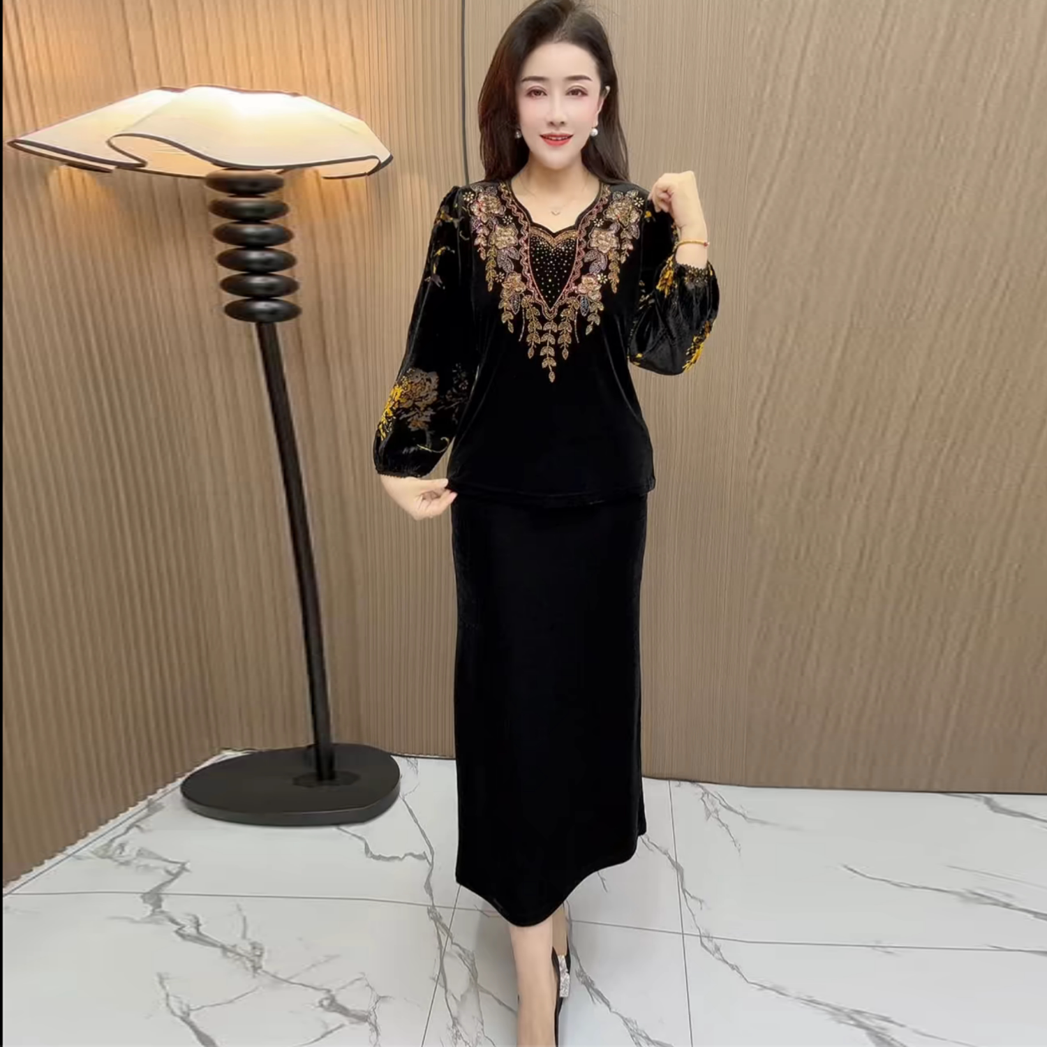 中老年真丝绒上衣中老年妈妈春秋高档提花烫钻V领打底衫两件套装