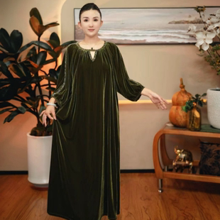 秋装新款高端纯色丝绒连衣裙宽松遮肉大码时尚洋气妈妈装过膝长裙