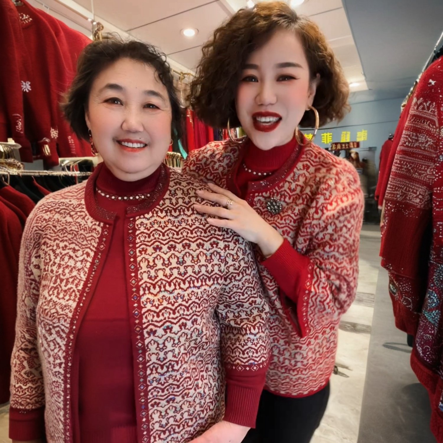 时尚洋气妈妈装秋冬针织两件套花色大码外套中老年女冬季加厚毛衣