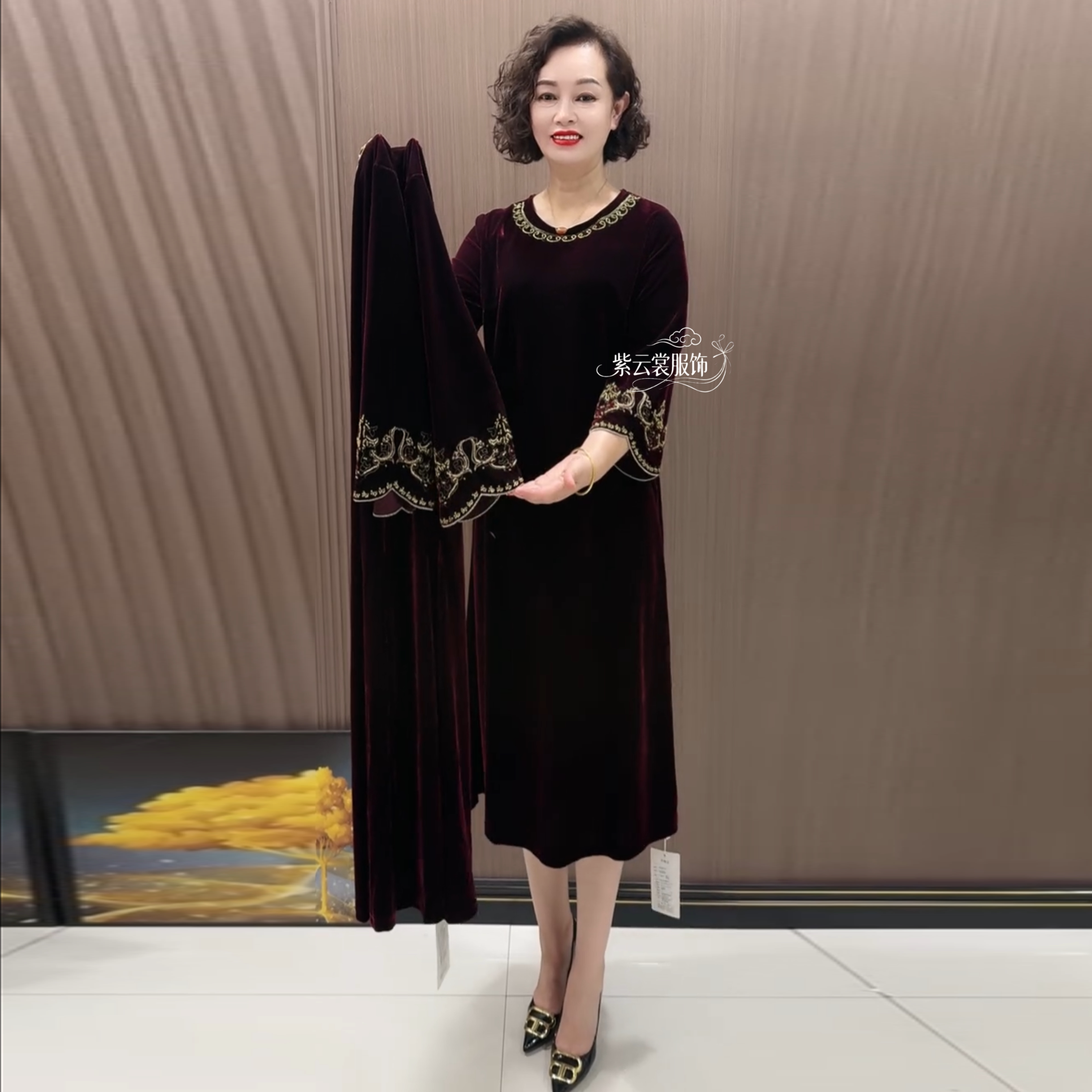 时尚气质妈妈秋冬圆领连衣裙丝绒绣花宽松显瘦大码中长款过膝长裙