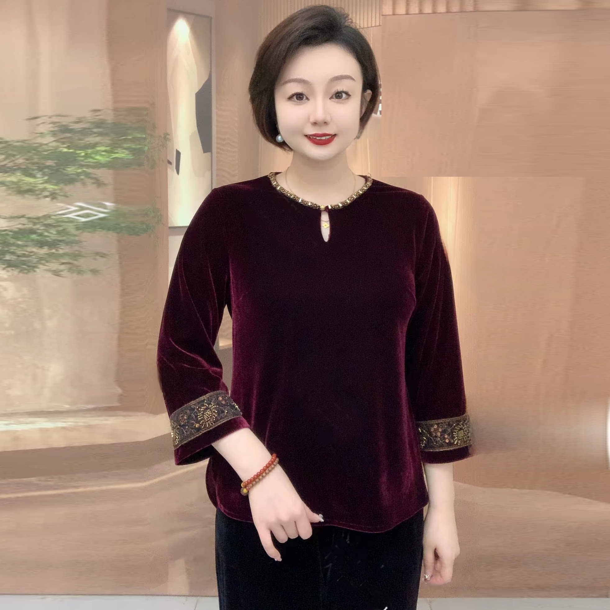 春秋中老年妈妈丝绒中老年重工串珠打底小衫大码宽松遮肉圆领上衣