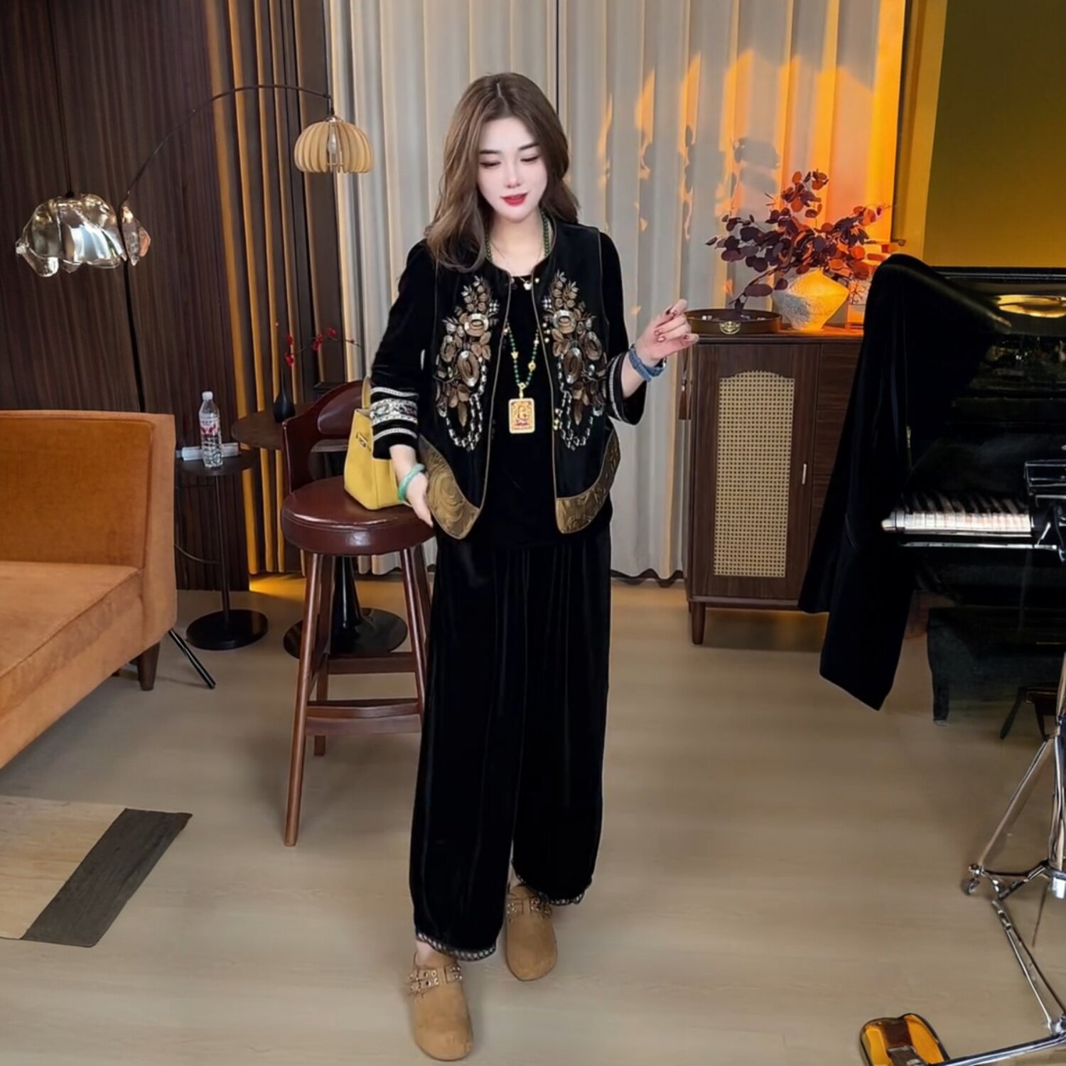 秋冬中年妈妈国风绣花丝绒马夹时尚宽松遮肉显瘦马甲洋气大码坎肩