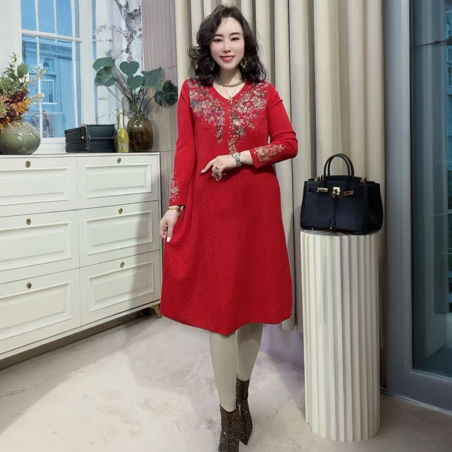 高贵气质妈妈烫钻刺绣V领针织连衣裙时尚长款宽松大码焦麻毛衣裙