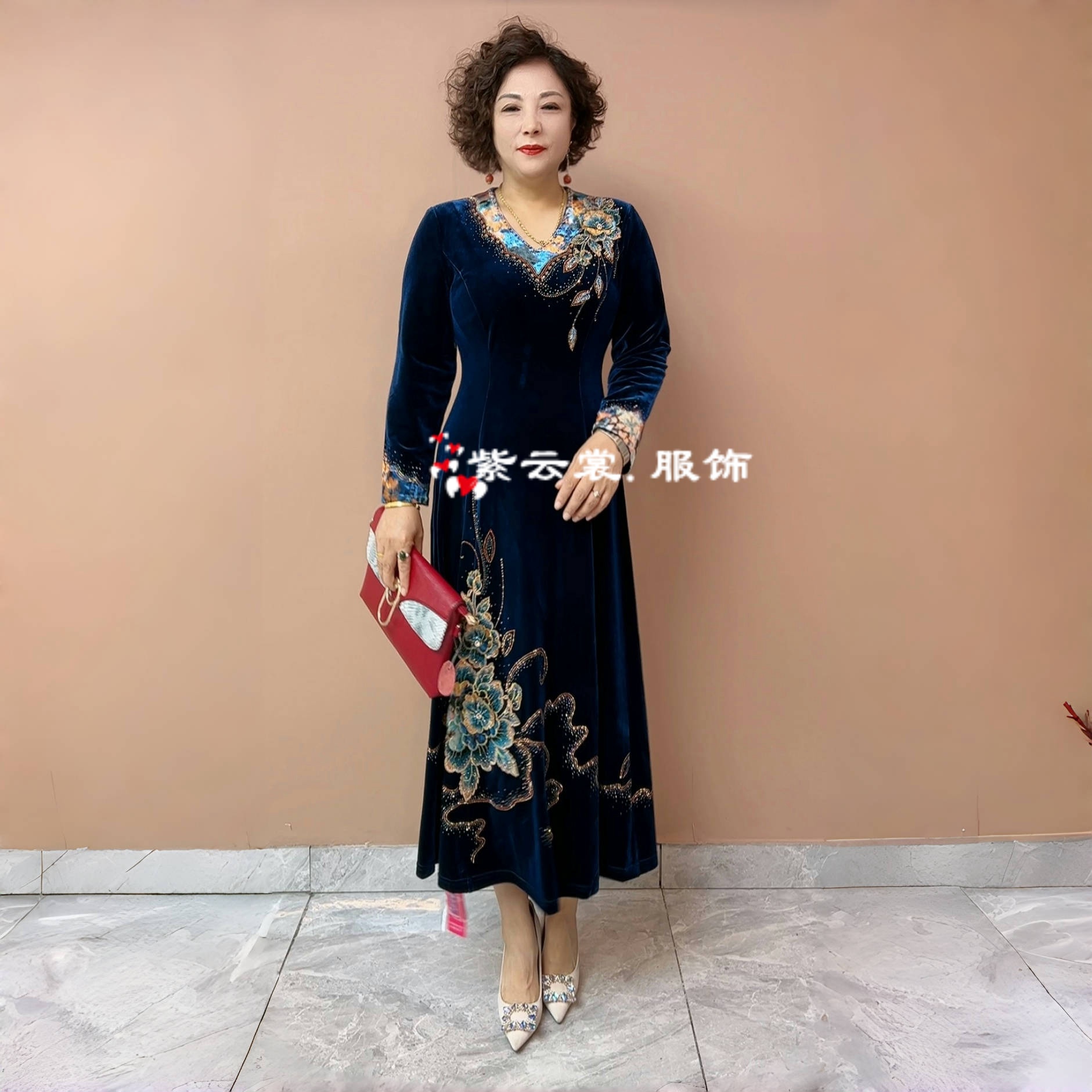 高端中年妈妈洋气连衣裙秋冬新款大码收腰显瘦气质过膝绣花长裙子