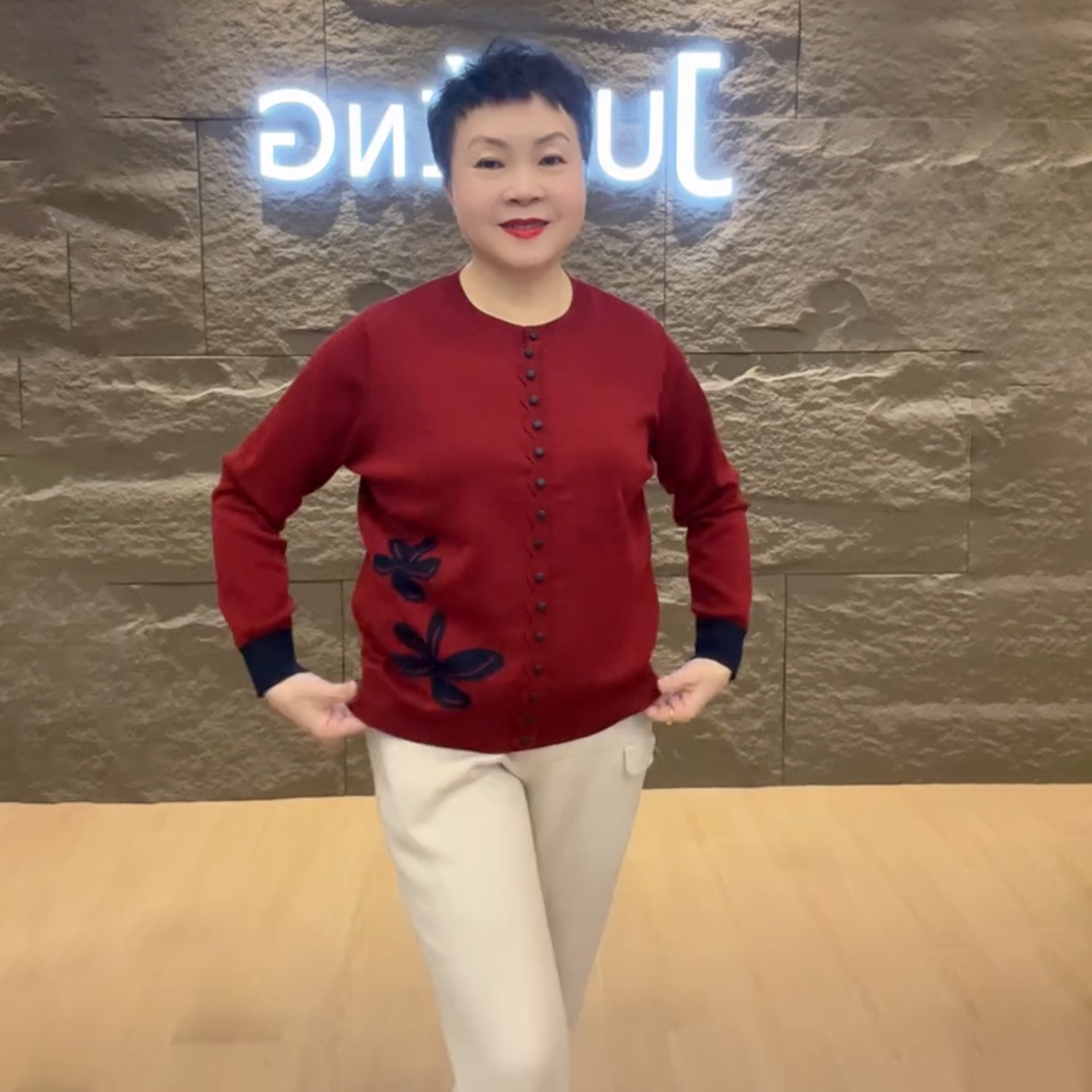 高端气质秋冬长袖圆领中老年妈妈宽松遮肉显瘦针织衫优雅百搭毛衣
