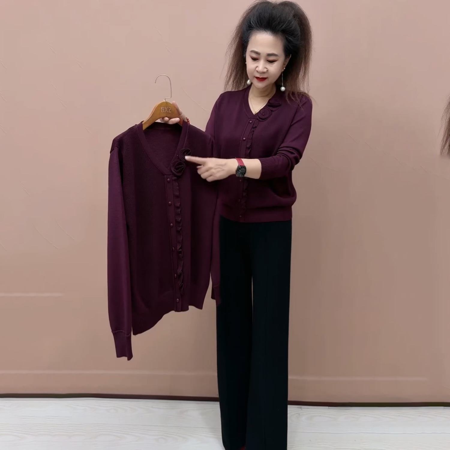 高端气质秋冬新款长袖圆领年轻妈妈装宽松遮肉显瘦针织衫百搭毛衣