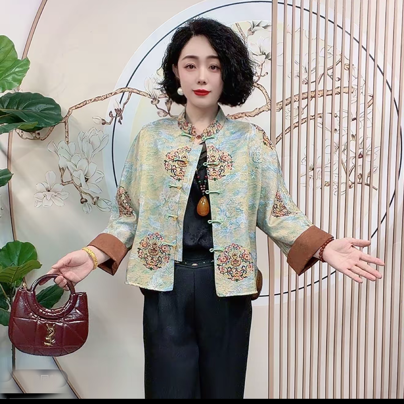 春夏新款中老年妈妈时尚洋气宽松减龄盘扣新中式开衫短款真丝上衣