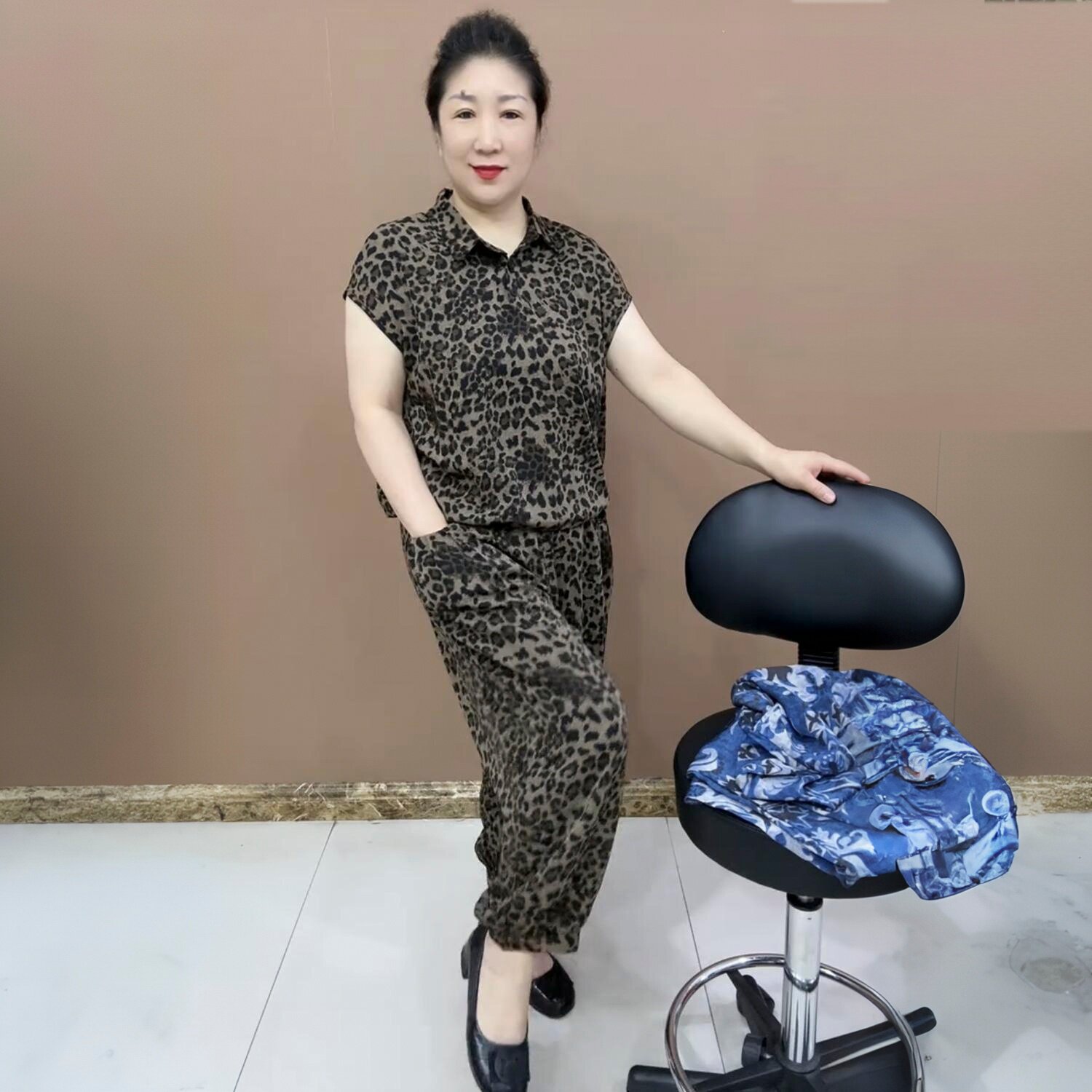 时尚冰麻洋气宽松大码中老年妈妈花色短袖翻领上衣哈伦裤两件套装