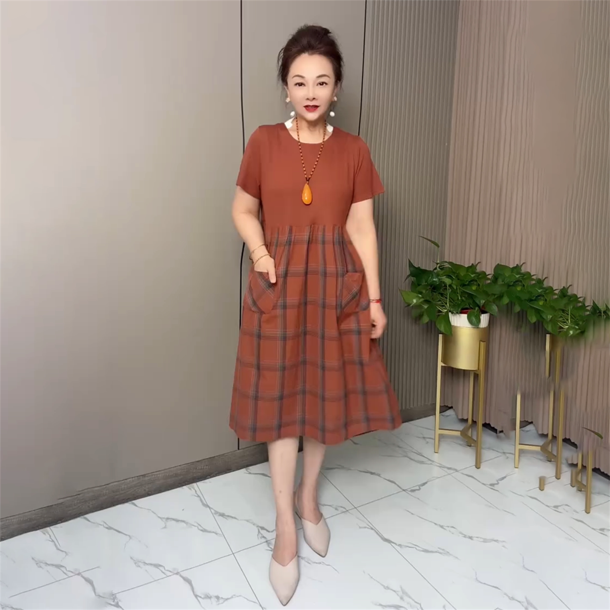 夏季新款中老年妈妈短袖气质拼接连衣裙时尚宽松大版遮肉休闲长裙