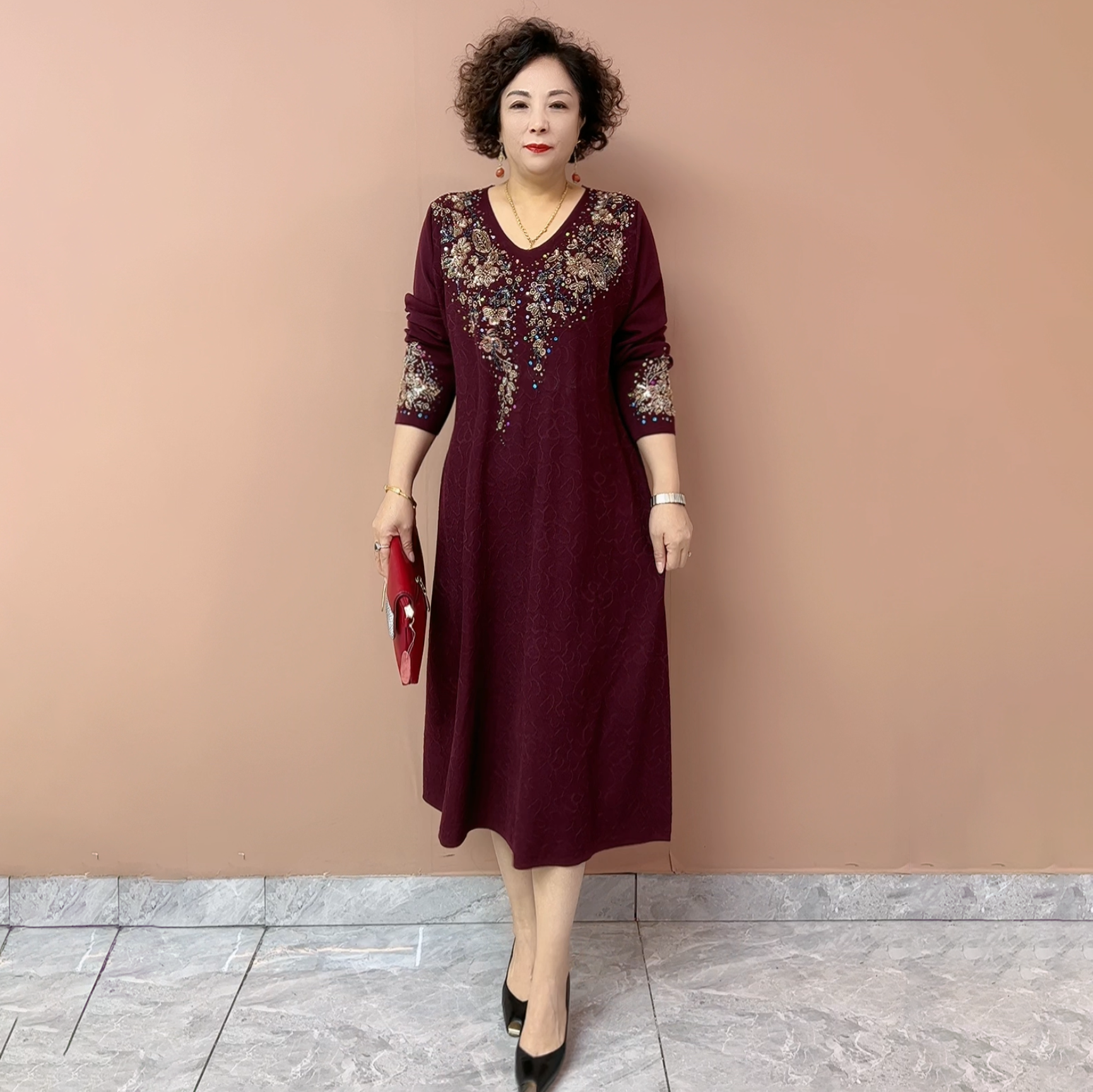 高贵气质妈妈重工烫钻刺绣V领针织连衣裙时尚长款宽松大码毛衣裙