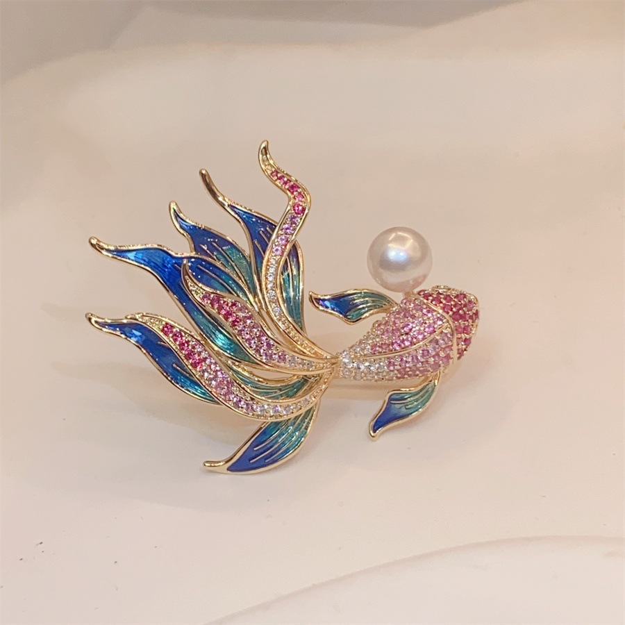 2025新款国风珍珠金鱼胸针女高级感精致锦鲤胸花大衣气质别针礼物