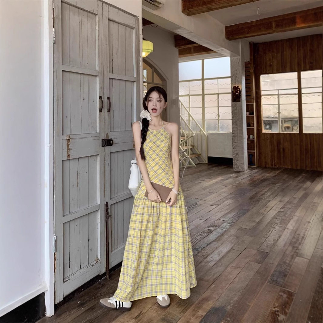 甜辣妹黄色格子挂脖黄色连衣裙女装夏季小心机露背A字裙气质长裙