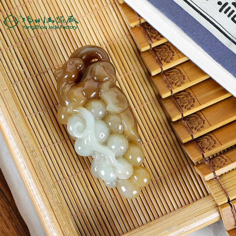 玉缘天然和田玉新疆白玉且末糖料松鼠葡萄挂件吊坠油润细腻结构少