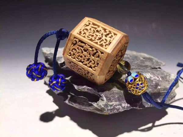 INDIAN OLD MOUNTAIN SANDALWOOD HOLLOW CAR HANGING SACHET EIGHT-SIDED EXQUISITE BOX. CONTAINS 16 SMALL BEADS OF LAOSHAN SANDALWOOD