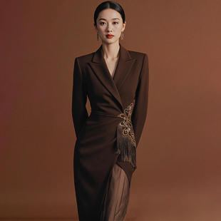 连衣裙常规袖 东方复古优雅棕色西装 侧开叉纱网拼接长裙2025秋季