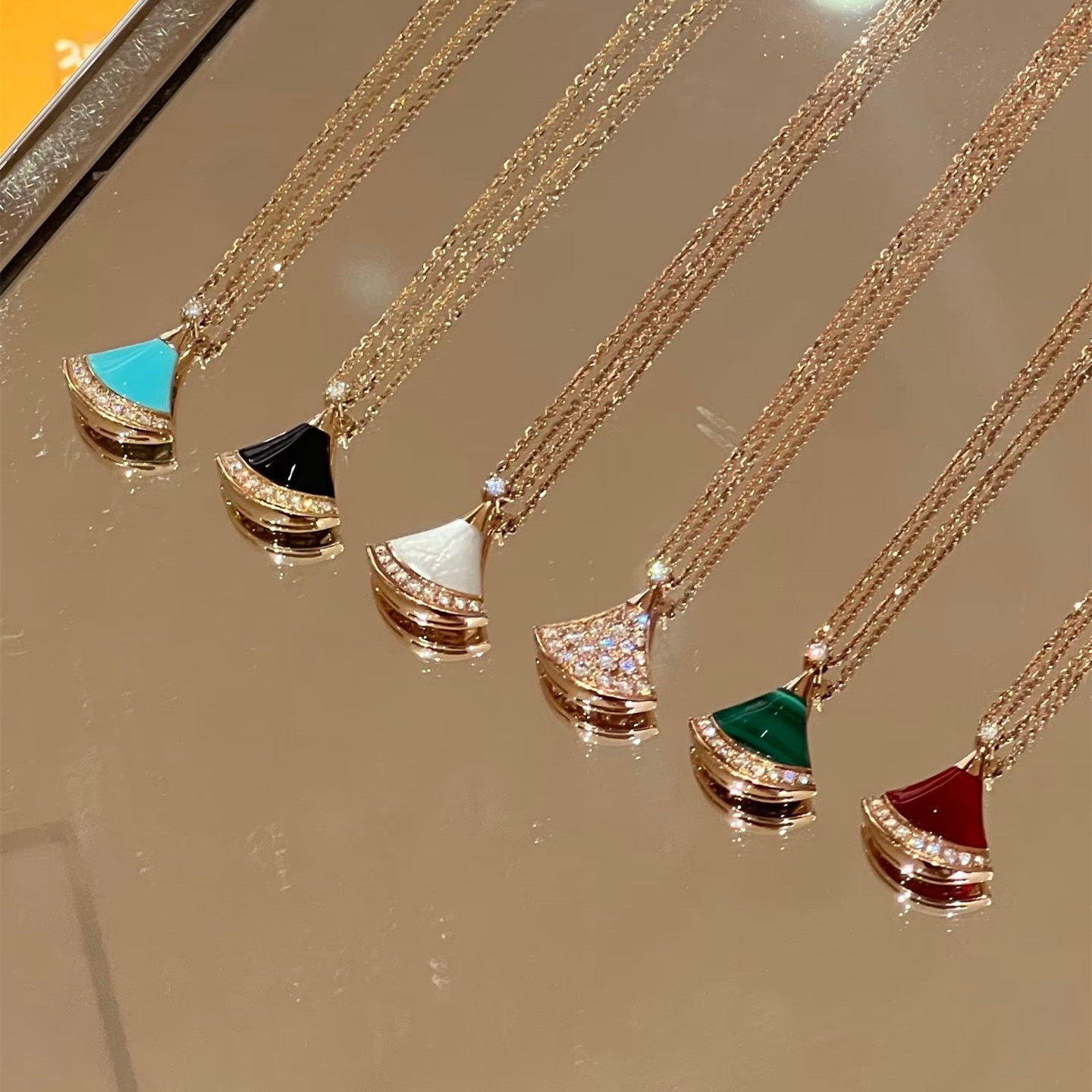 白贝母小扇形项链女18K红玉髓镶满钻大裙子锁骨链V金不掉色送礼物