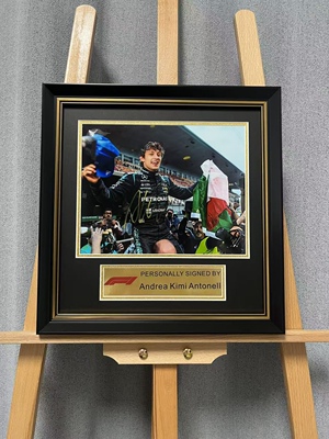 安东内利亲笔签名十寸裱框大照片  F1车手 摆台挂墙装饰画收藏