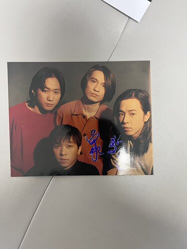 黄家驹复刻签名十寸大照片 byond