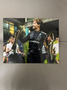 乔治拉塞尔亲笔签名十寸大照片  奔驰车手