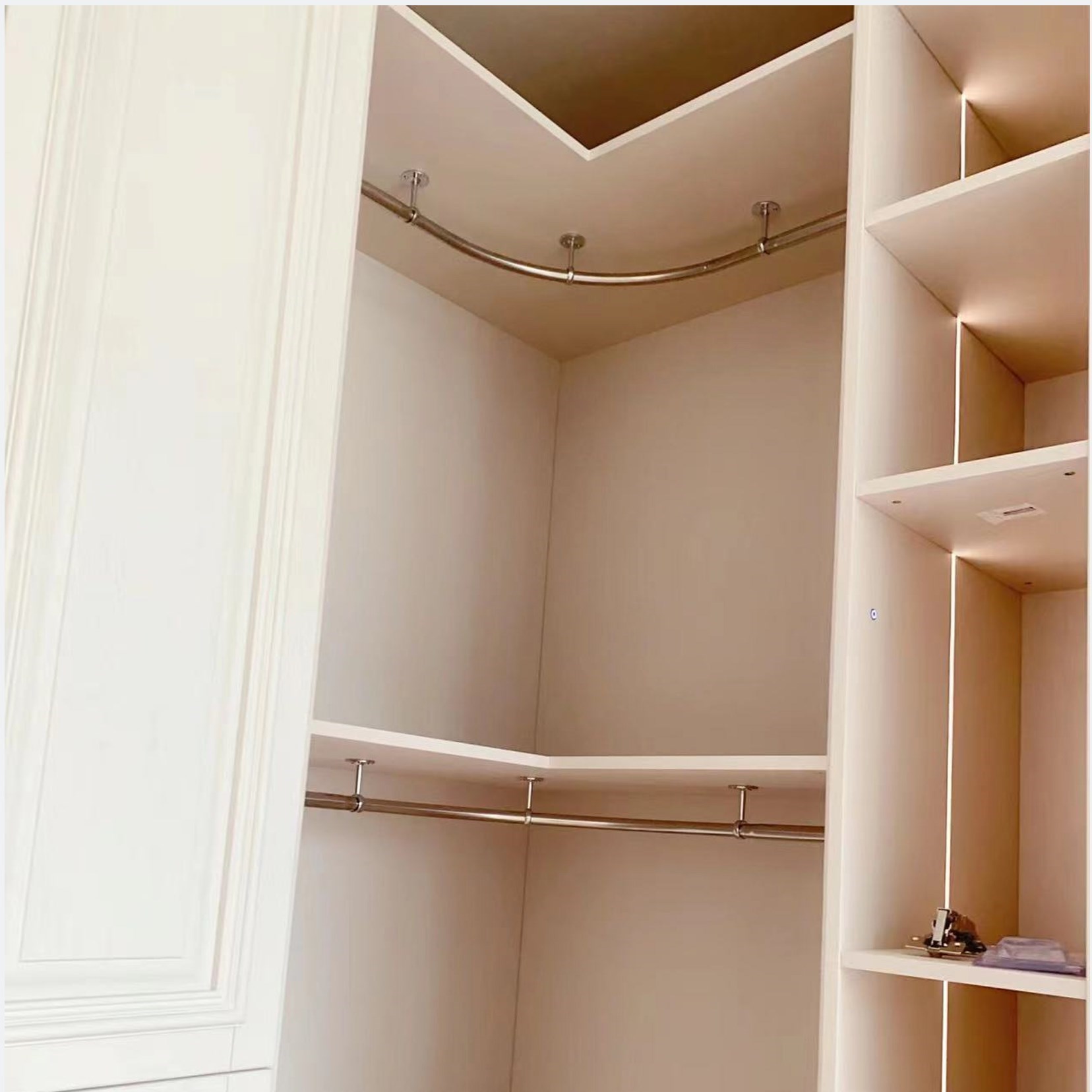 不锈钢转角衣柜杆弧形一体杆打孔