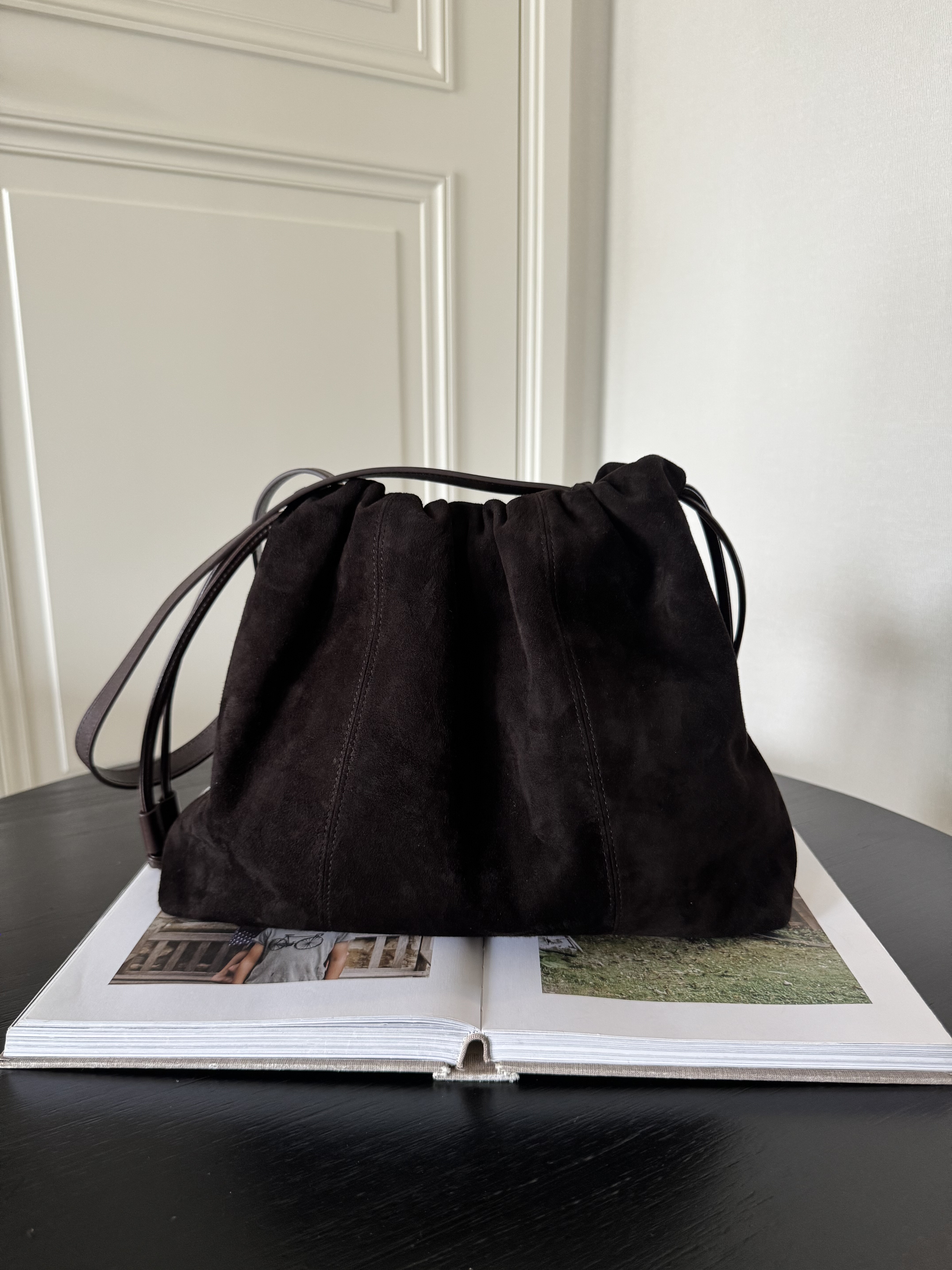 ZOEYLEE 2025早秋进口麂皮复古水桶包牛皮单肩斜挎包抽绳福袋包