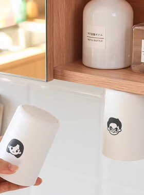 镜柜底磁吸式牙刷杯倒挂漱口杯儿童洗漱杯子挂墙置物架刷牙杯亲子