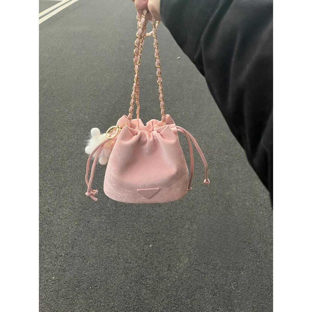 少女心桃粉斜挎水桶包