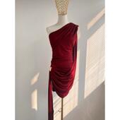 性感飘逸斜肩针织连衣裙女修身 2026年春季 新款 显瘦红色短裙优雅