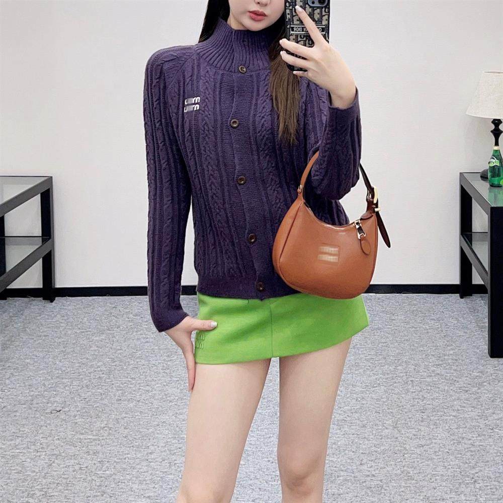 老钱风高领麻花纹针织开衫女紫色纽扣显瘦百搭毛衣