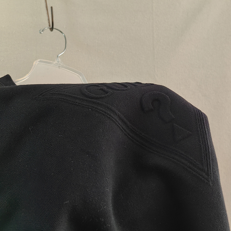 浮雕字母倒三角卫衣剪标休闲上衣