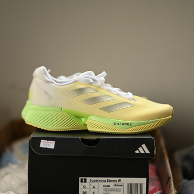 阿迪达斯男女缓震回弹运动跑步鞋