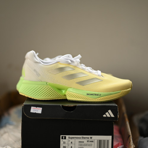 阿迪达斯男女缓震回弹运动跑步鞋