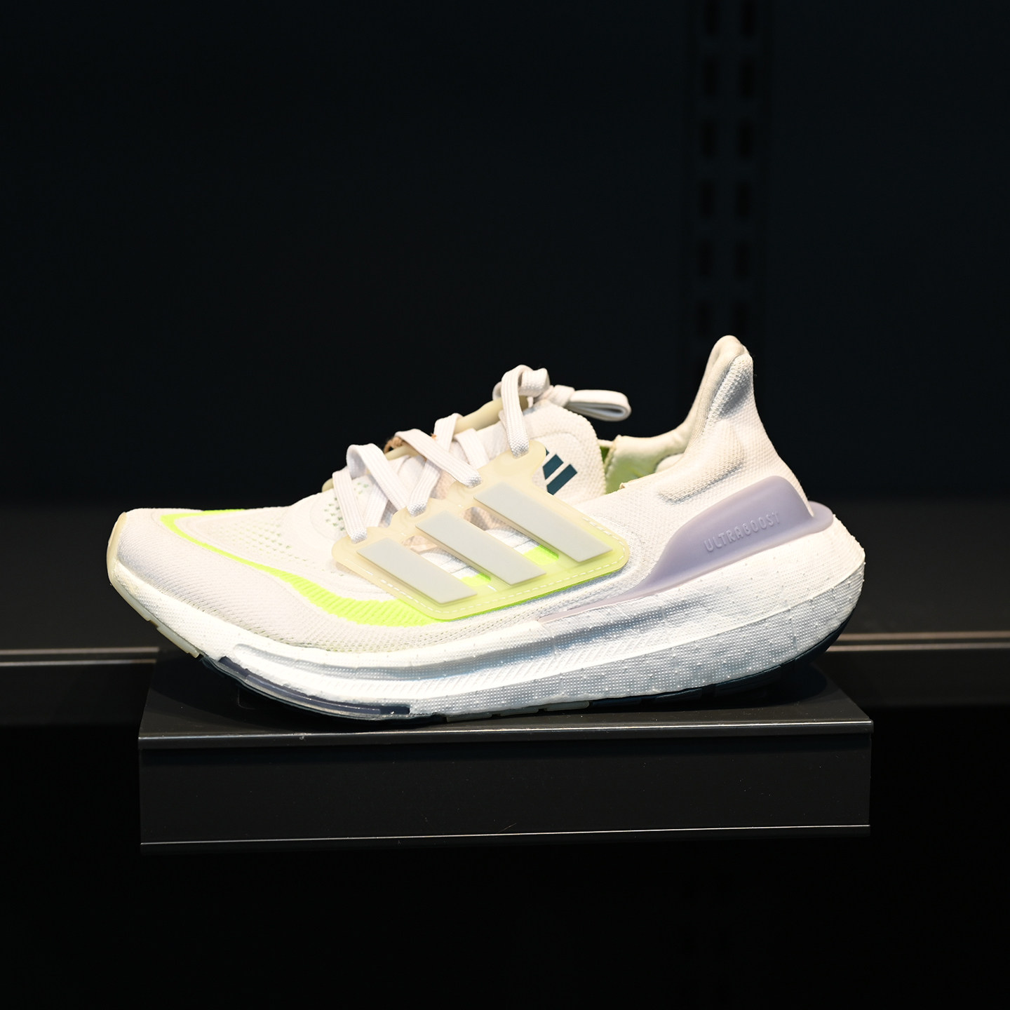 Adidas/阿迪达斯UltraBoost Light女子减震透气运动跑步鞋 IE1775