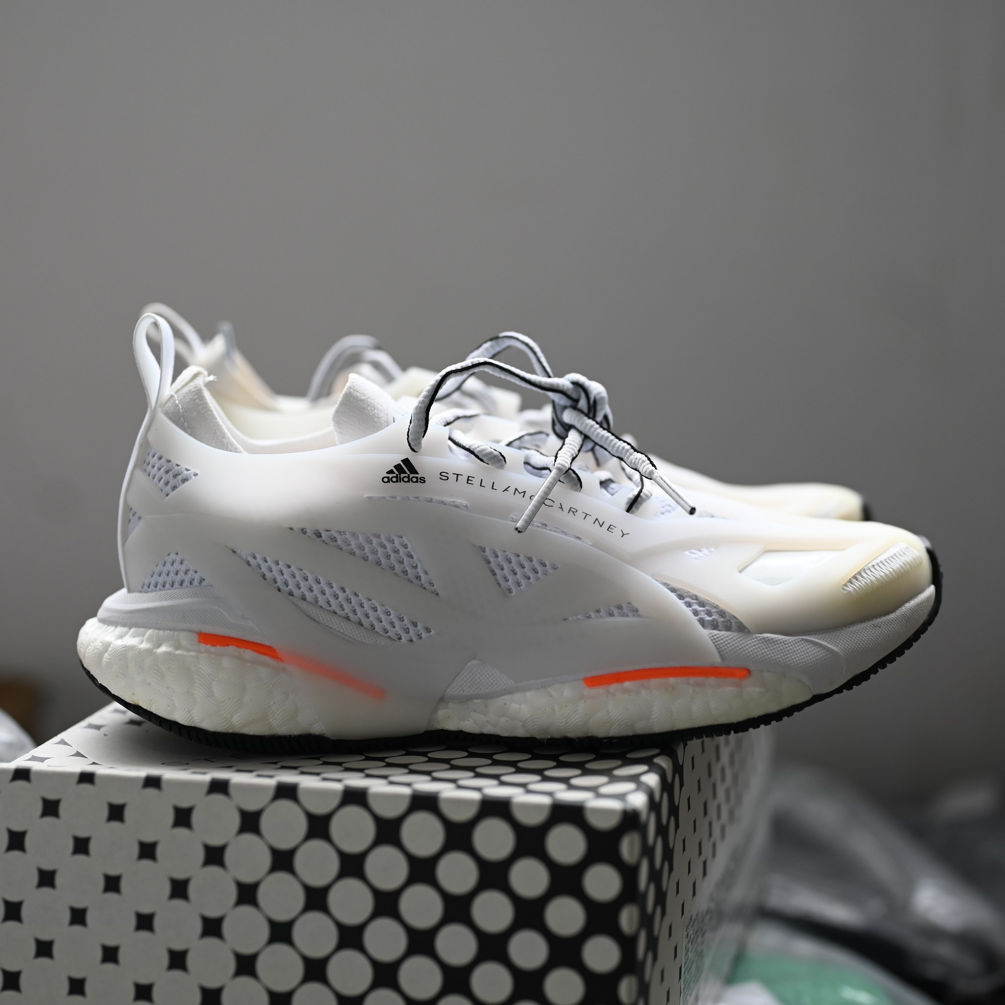 Adidas/阿迪达斯 Smc Solarglide 女子减震透气运动跑步鞋 GX9859
