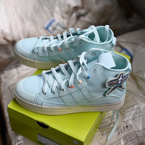 阿迪达斯男女同款运动板鞋