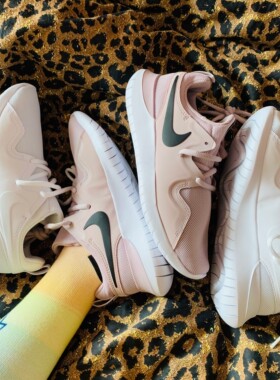 Nike耐克Tessen春夏女子裸粉网面透气轻便跑步鞋AA2172-601-100