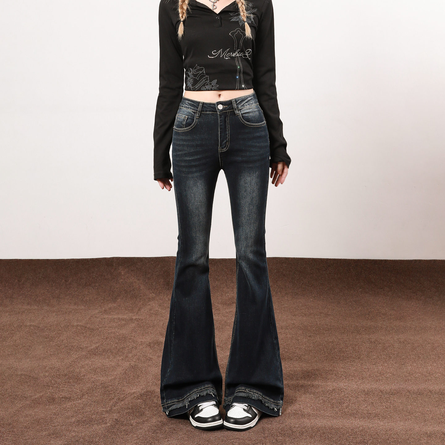 艾格2025年秋季冰裂痕低腰牛仔裤