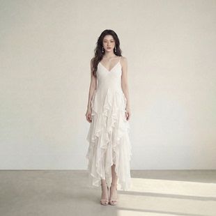 艾格仙女风白色吊带连衣裙女V领洋气荷叶边收腰显瘦长裙子度假